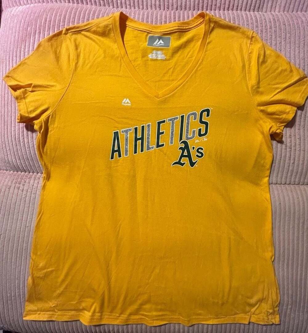 💛 Oakland Athletics A’s Majestic V-Neck Tee 💚